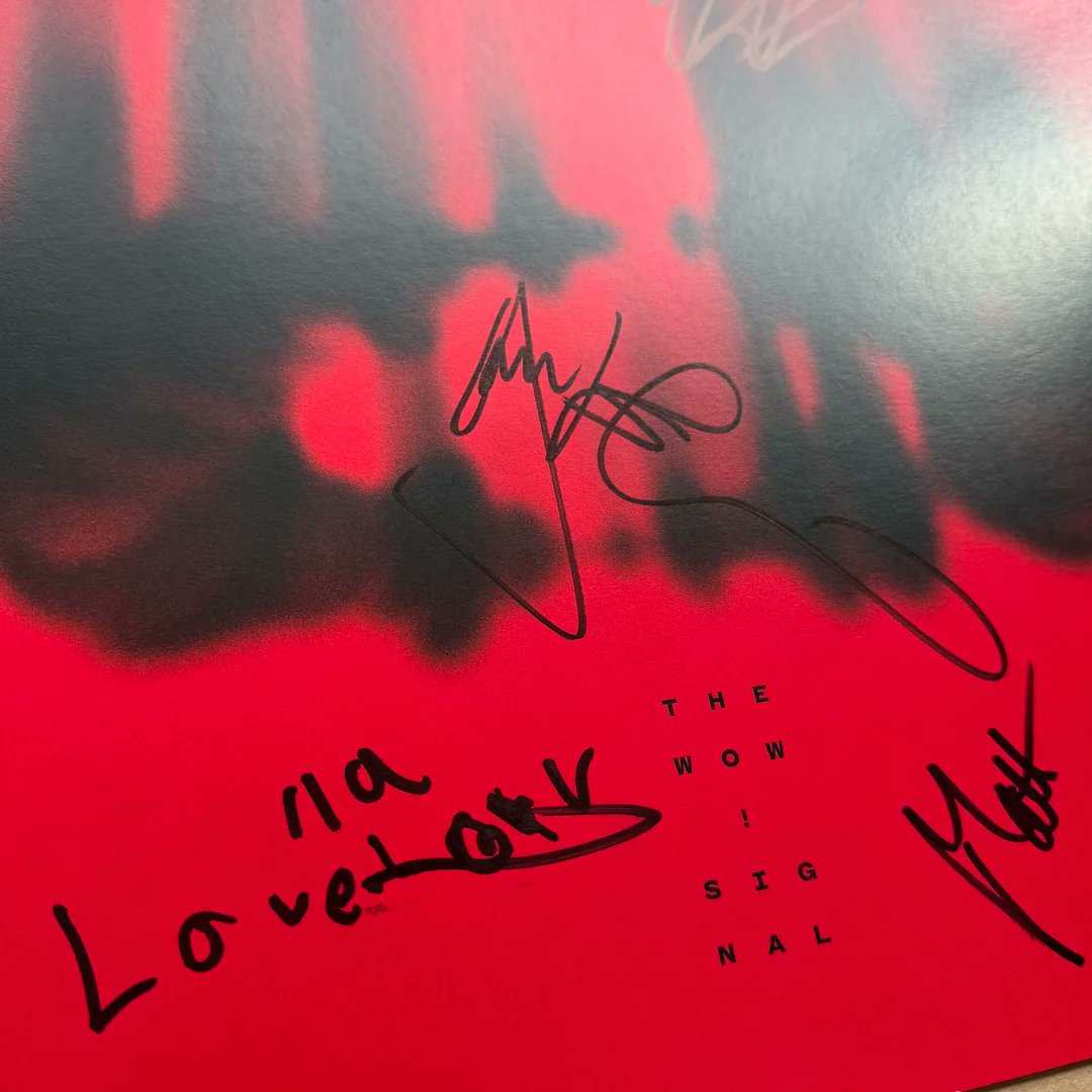 museinfo_fr's tweet photo. Moment cute : Un fan a reçu son cd avec support signé, avec la surprise d'avoir la signature de Lovella dessus ! 
via chhhnh (Reddit) https://t.co/PUPCWtZ4Cs