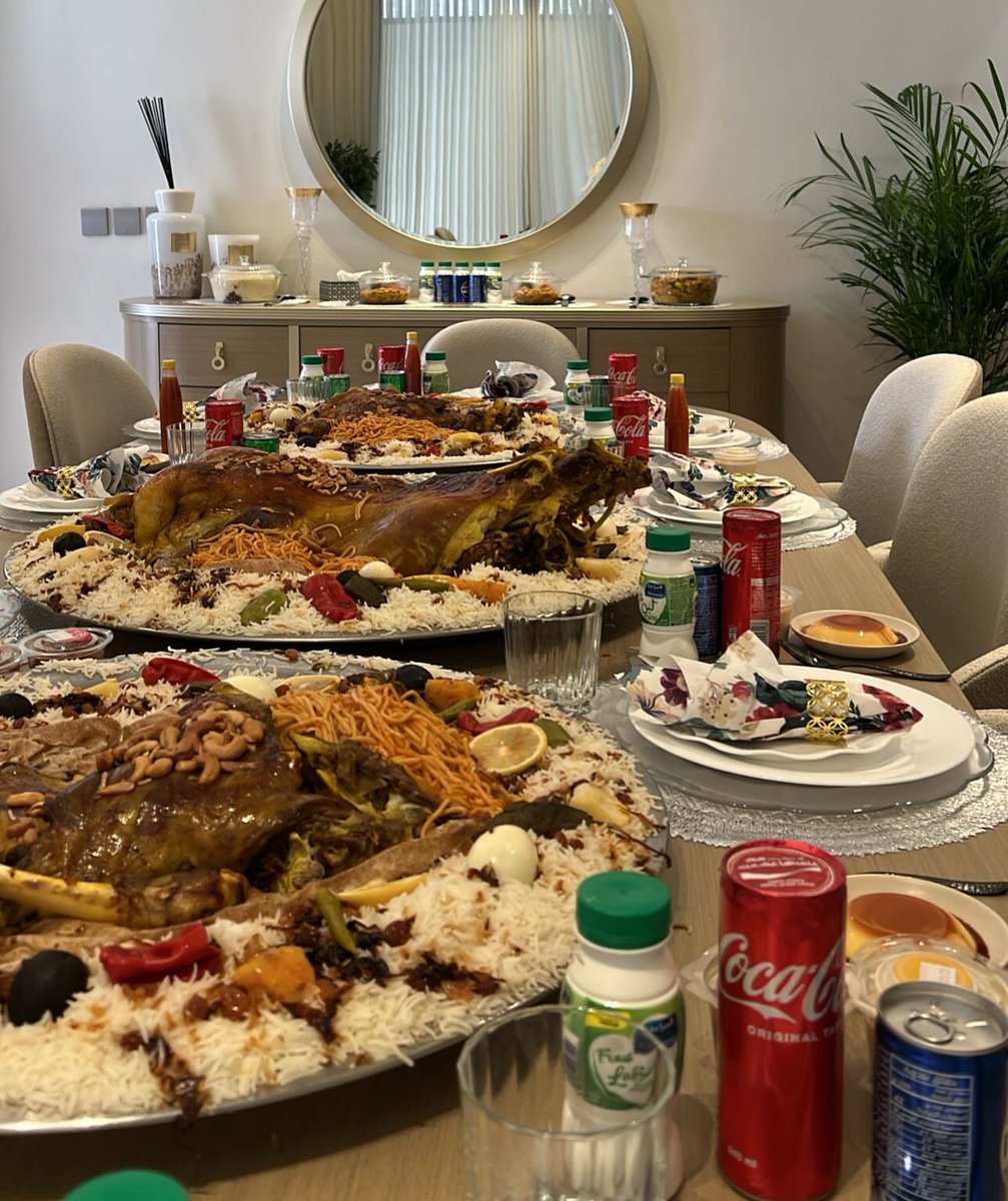 Owow199990's tweet photo. « إنّ العائلة هي الإرث الأغلى 
    و سروُر المرء في دُنيّاه » https://t.co/y8giRnVJ9f
