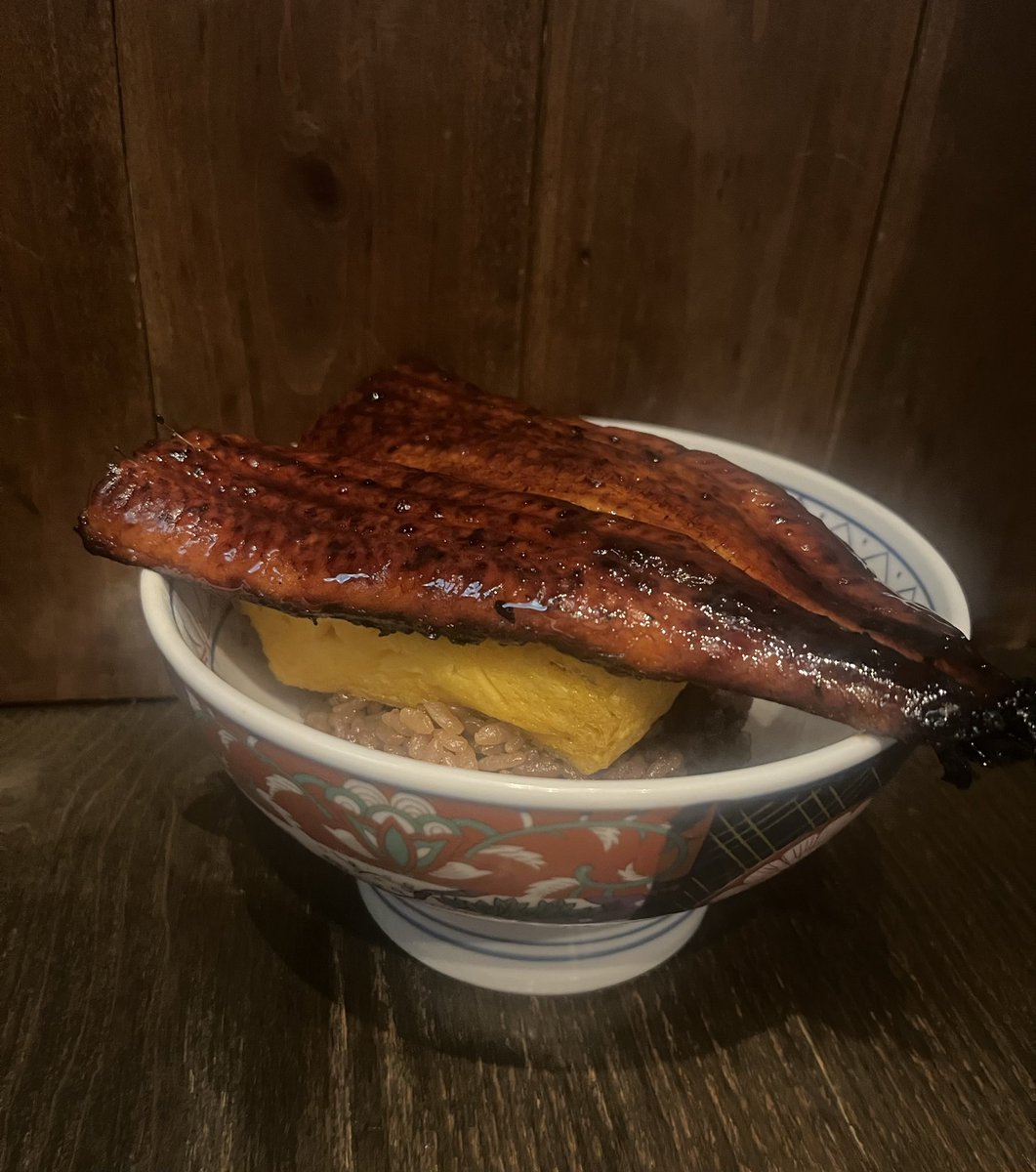 sawako_crypto's tweet photo. 良質なたんぱく質を摂る為、鰻を週1回食べる習慣も良いかも。うなぎの魅力は次の栄養！
①うなぎの皮にコラーゲンが含まれる
②ビタミンAが非常に豊富で、皮膚や粘膜の健康を保つのに役立つ
③ビタミンB群が豊富で、疲労回復を助ける
④良質なたんぱく質が摂れる
DHA・EPAなどの良質な脂質を含む。 https://t.co/uecbh6XfER