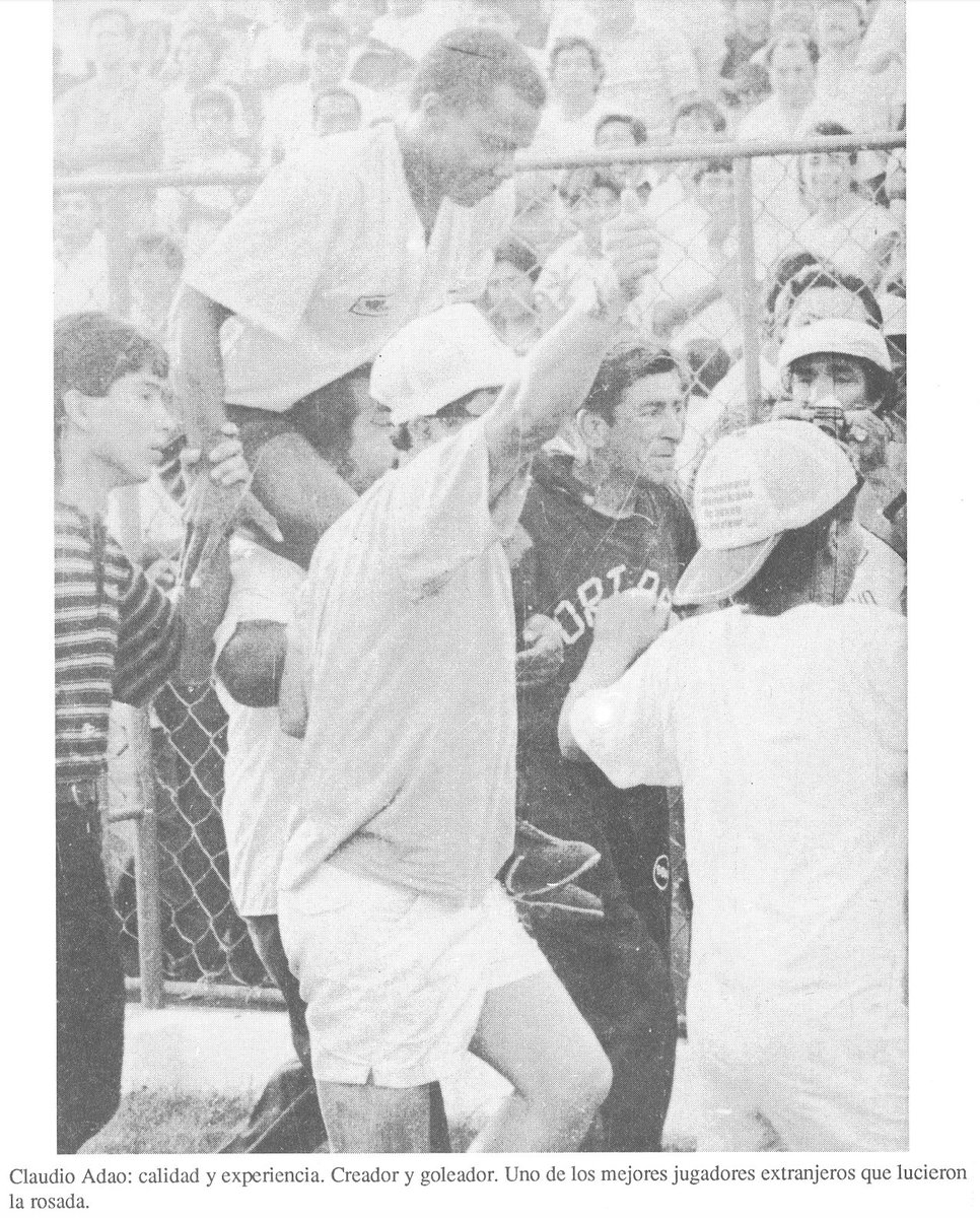 DiegoMB1986's tweet photo. Cláudio Adão, goleador y capitán, el mejor delantero extranjero que llegó al Boys y al futbol peruano. Jugó junto a Pele en Santos y luego en el Flamengo de Zico, y en la mayoria de clubes grandes de Brasil.

📷 El Comercio, libro "Vamos Boys", y revista "Placar" N°388 30/09/1977 https://t.co/Do2j8oQqsF