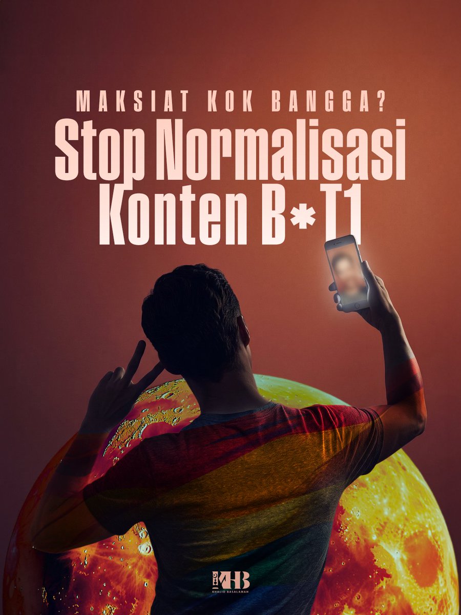 ustadzkhalid's tweet photo. ▶️ MAKSIAT KOK BANGGA? STOP NORMALISASI KONTEN B*T1

📡 Simak poster selengkapnya:
https://t.co/BYsXsLN1tQ

Saat ini, perilaku yang jelas-jelas dilarang agama justru sering dijadikan candaan, hiburan, bahkan kebanggaan di media sosial. Padahal, sesuatu yang sering ditampilkan dan dianggap biasa lama-kelamaan bisa dianggap benar oleh banyak orang. Allah ﷻ berfirman:

اِنَّكُمْ لَتَأْتُوْنَ الرِّجَالَ شَهْوَةً مِّنْ دُوْنِ النِّسَاۤءِۗ بَلْ اَنْتُمْ قَوْمٌ مُّسْرِفُوْنَ 

“Sesungguhnya kamu benar-benar mendatangi laki-laki untuk melampiaskan syahwat, bukan kepada perempuan, bahkan kamu adalah kaum yang melampaui batas.” (QS Al-A‘rāf [7]: 81).

Perilaku ini bukan hanya sebuah dosa, tetapi juga bentuk penyimpangan dari fitrah yang Allah tetapkan. Islam mengajarkan bahwa hubungan yang halal adalah melalui pernikahan antara laki-laki dan perempuan. Rasulullah ﷺ juga mengingatkan:

كُلُّ أُمَّتِى مُعَافًى إِلاَّ الْمُجَاهِرِينَ

“Setiap umatku dimaafkan kecuali orang yang terang-terangan dalam bermaksiat.” (HR Bukhari: 6069 dan Muslim: 2990).

Karena itu, jangan ikut menormalisasi, mempromosikan, atau membanggakan sesuatu yang Allah larang. Tetaplah menyampaikan kebenaran dengan hikmah dan doa. Bagi siapa pun yang pernah terjatuh dalam dosa, pintu taubat masih terbuka selama nyawa belum sampai di tenggorokan.

Semoga Allah menjaga diri, keluarga, dan generasi kita dari segala bentuk penyimpangan serta memberikan hidayah kepada mereka yang ingin kembali kepada-Nya.

Allāhu Ta‘ālā a‘lam bishawāb.
__

♻️ Silahkan disebarluaskan

🚫 Dilarang menambah dan mengurangi isi poster/video ini tanpa izin

#khalidbasalamah #khalidbasalamahofficial #ustadzkhalid #ustadzkhalidbasalamah