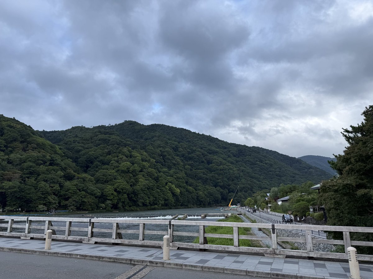 wish0709's tweet photo. おはようございます。

今朝は晴れ間の覗く曇り空です。
この時間は風も吹いて過ごしやすいですが、日中は暑くなりそうですね。

#京都
#嵐山
#渡月橋 https://t.co/bkGFPEmcEu