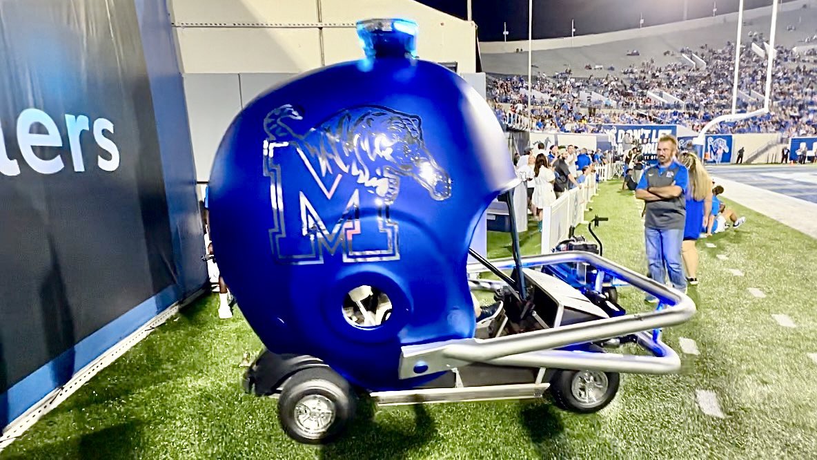 cfbcampustour's tweet photo. EVERY SCHOOL NEEDS A HELMET CAR πͺ π https://t.co/kwosUjb5At