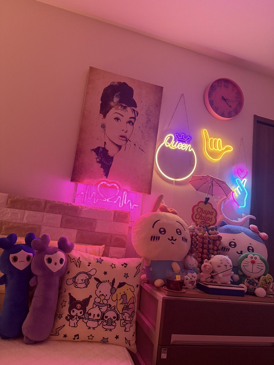 echun8's tweet photo. チャッピーに

“平成ギャルが大人になってお金かけて作った夢の部屋”

みたいって言われたんやけど
そう見えるの？？👀 https://t.co/QWw64pI40Q