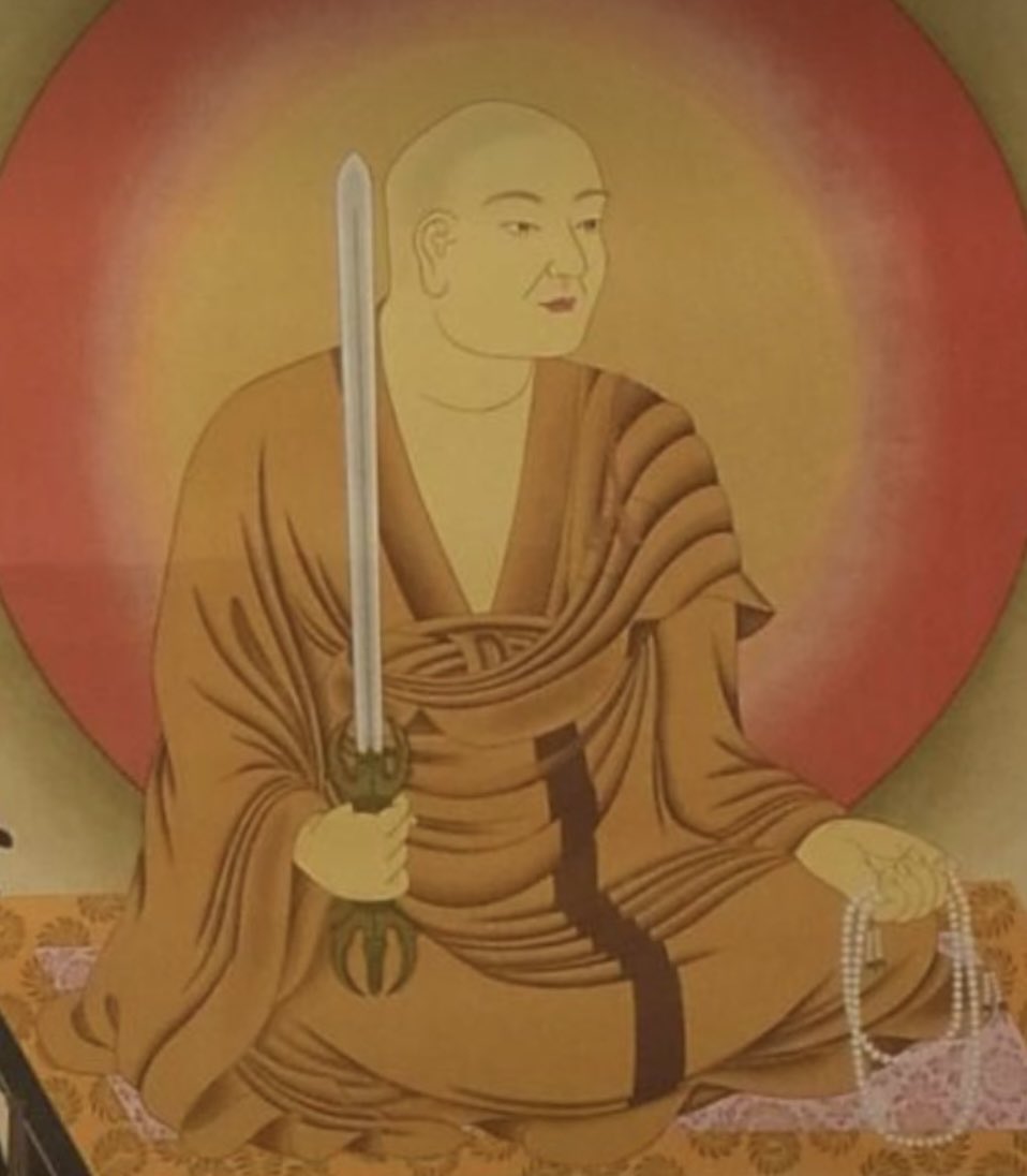 eizen_san's tweet photo. 『般若心経秘鍵』には、多くの人が驚く一節があります。

それは、
 「神社でも唱えてよい」
 ということです。

お経は寺院で読むもの。 そう思われる方がほとんどでしょう。

ところが弘法大師は、『般若心経秘鍵』の最後で、このお経は神社においても読誦してよいことを示されています。

仏と神を対立するものではなく、ともに人々を利益するはたらきとして見つめていた弘法大師らしい、大変興味深い教えです。

さらに『般若心経秘鍵』は、御祈祷にとても功徳があるとも伝えられています。

そのため、このお経は亡くなられた方の回向よりも、病気平癒、家内安全、心願成就など、今を生きる人々の幸せを祈るために読誦されることが多いのです。

『般若心経』は、死者のためだけのお経ではありません。

弘法大師は、『般若心経秘鍵』を通して、

「今を生きる人を救い、幸せへ導くお経」

として、その大きな力を私たちに伝えようとされたのではないでしょうか。