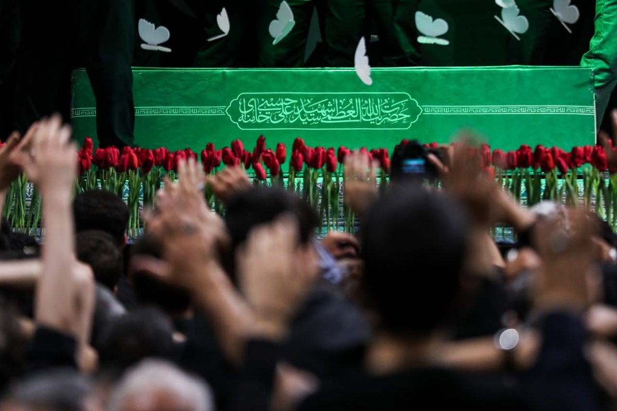 javadaghaei2002's tweet photo. مثل داغدیده‌هایی که...غلط گفتم!
خودِ خودِ داغدیدهایی هستم که هاج و واج و مبهوت به تابوت عزیزمان زل زده‌ایم و دیگر کاری از دستمان بر نمی‌آید!
شما که زنده‌اید و عند ربهم یروزقونید، کاش هوای این نفس تنگ شده ما را هم مثل آن روزها که با نگاهتان زنده بودیم داشته باشید...
#به_امید_دیدار https://t.co/OfUm73ilUd