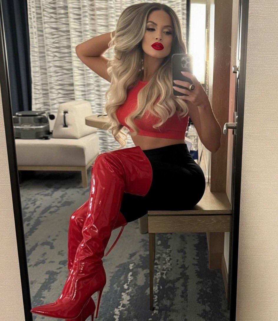 BabesnWrasslin's tweet photo. WWE Hall of Famer Trish Stratus https://t.co/QlBxYPXBDQ