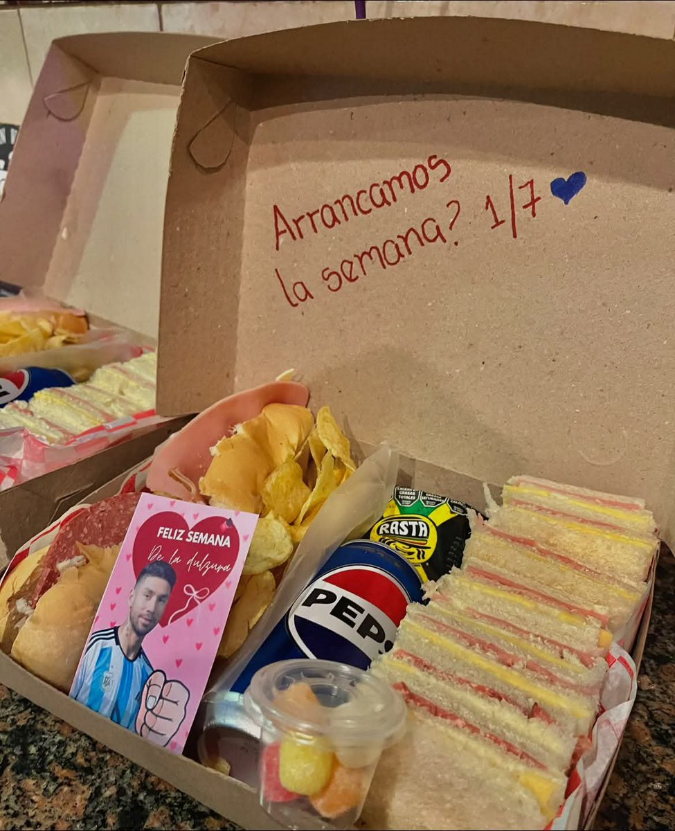 AngelaRouge_'s tweet photo. Ojalá a mi también me sorprendan así 🤞😍🤤 https://t.co/MLqSgNmKFn