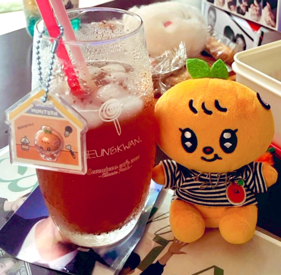 Y52lT's tweet photo. お友達のお宅に遊びに行ったよ🏠✨
ウェルカムフルーツに感動🍇🍑🍊🍎🥝🍠✨
一緒にミニティーン開封してみかんを自引き🙋‍♂️🍊嬉🧡 https://t.co/LRfNZkY30T