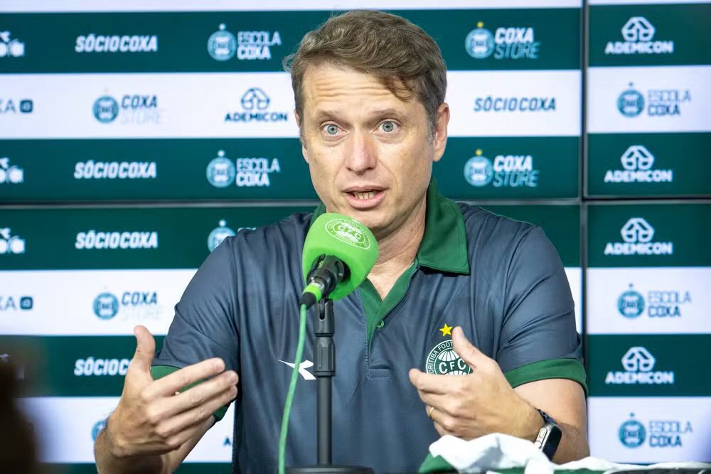 futebol_info's tweet photo. Antes de fechar com o Vasco, Fernando Seabra conversou com outros treinadores que passaram pelo clube recentemente e alguns jogadores.

As referências o animaram a fechar o negócio, sobretudo os relatos sobre a visão de Pedrinho em relação ao trabalho do treinador e sobre a boa relação da diretoria com os técnicos.

Para ter Seabra, o Vasco topou pagar em torno de R$ 5 milhões de multa rescisória e um salário cerca de 3 vezes maior em relação ao que ele recebia no Coritiba.

🗞️ @geglobo 
📸 JP Pacheco/Coritiba