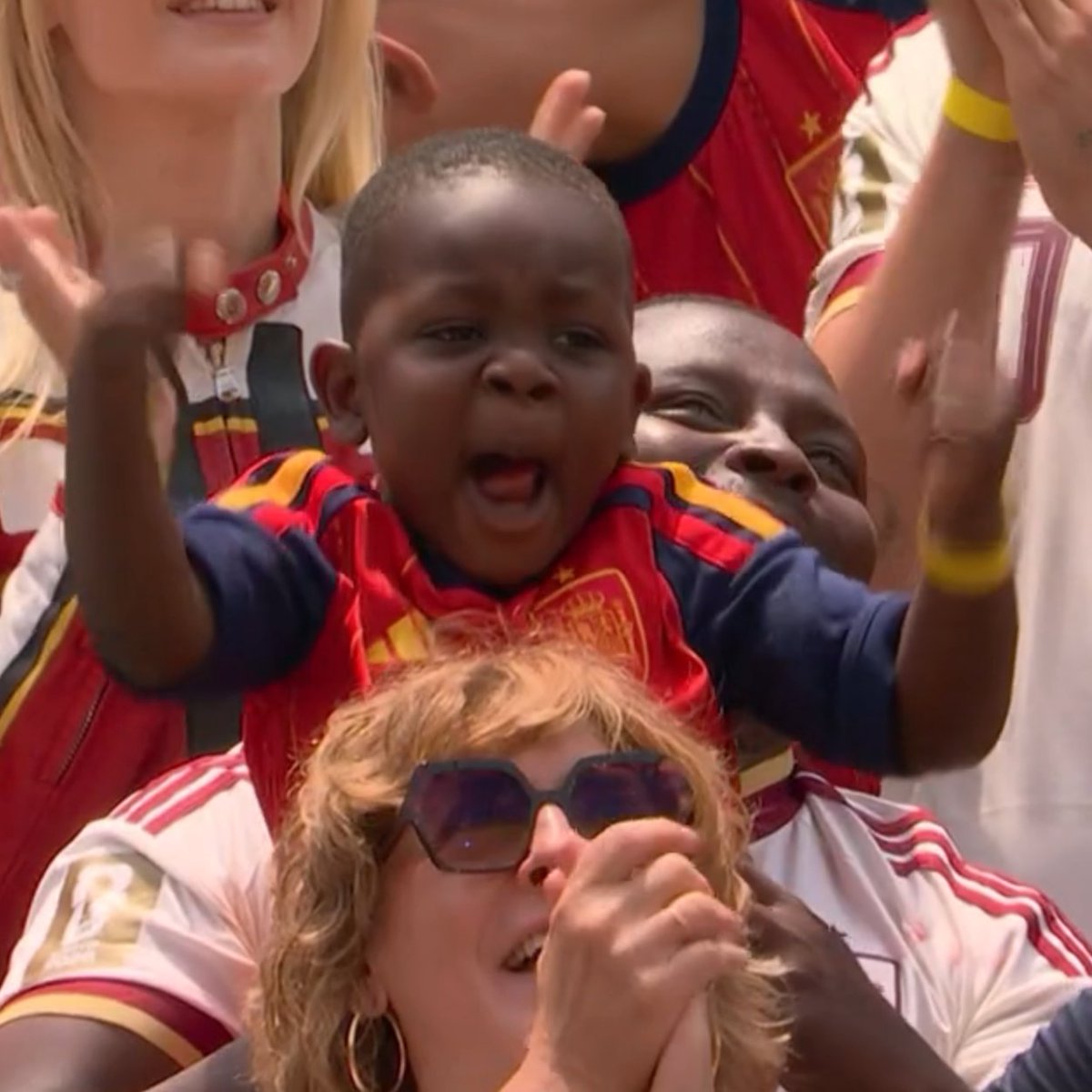 ActuFoot_'s tweet photo. Le petit frère de Lamine Yamal 🇪🇸 était HEUREUX lors de la victoire de l'Espagne ce soir. 😁 https://t.co/aTbWi7IcLa