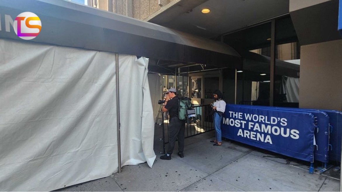 taylorswiftnbr's tweet photo. E foram instaladas tendas na entrada do MSG, desta maneira será mantida a privacidade dos convidados que entram no local!

#taylorswift https://t.co/TjEPOIbeuH