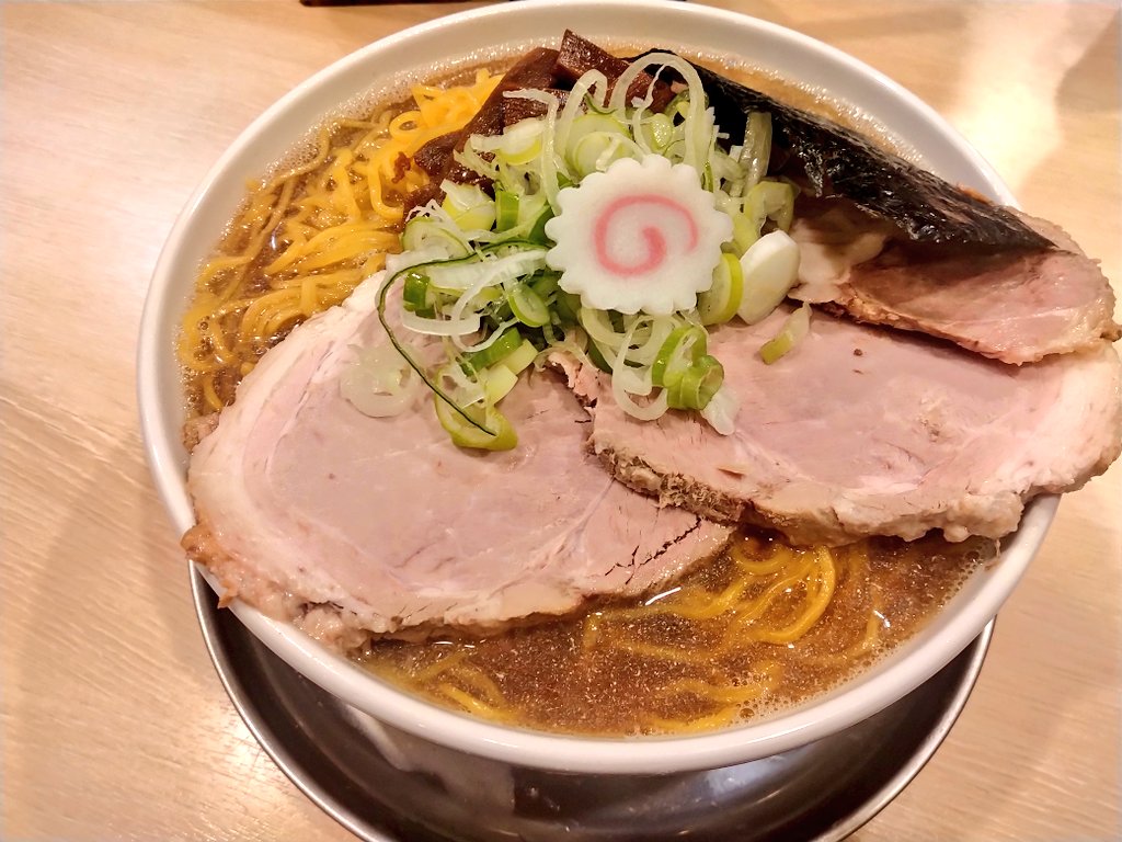 mamegonbe1's tweet photo. 麺や六等星
太刀魚の中華そば、生たまご

あおと君プロデュースのノンアニマルスゥプ💡🐟️
いやいや、めちゃくちゃ美味い😋

生の太刀魚を捌いて、オーブンでローストして、それを水出しして、仕込みに1日掛かってるらしい😲

店主とは違うテイスト、Kの中華そばを思い出すブルーの中華そば、期待大😉 https://t.co/LwYNPrrw6c