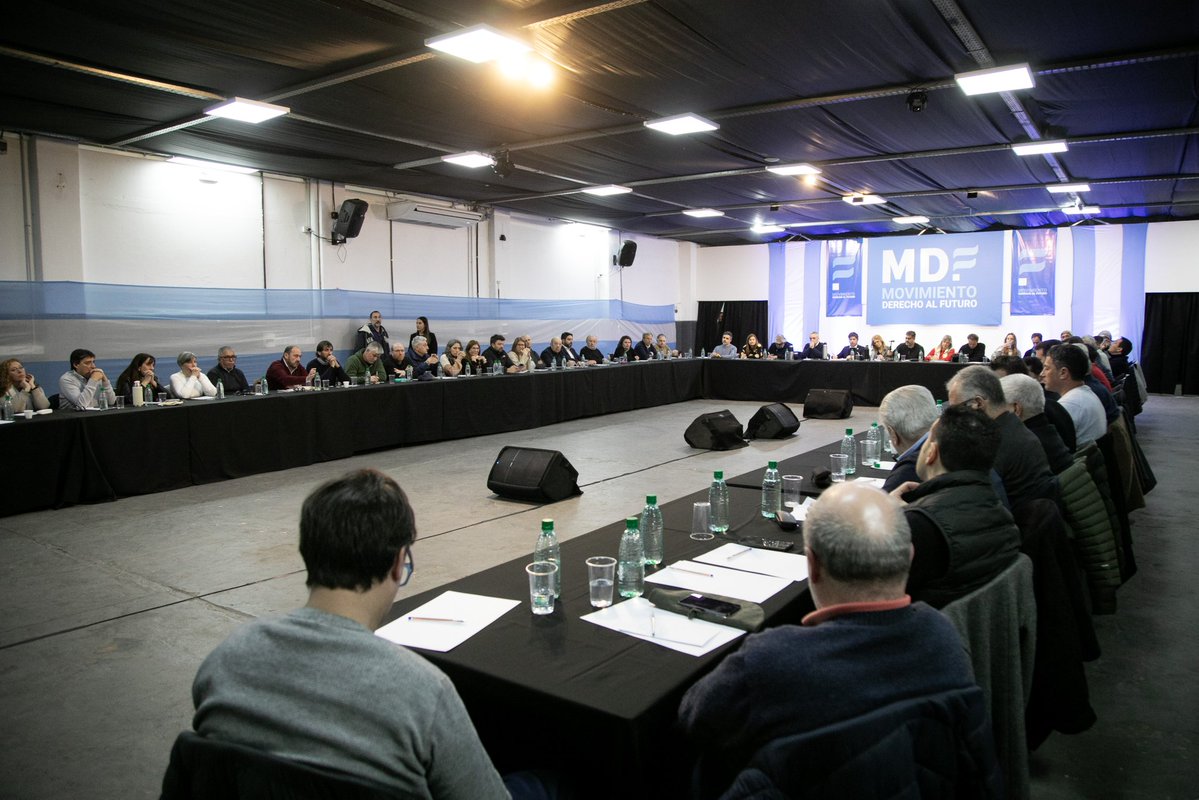 jorgeferraresi's tweet photo. Junto a compañeros y compañeras del @MOVIMIENTODAF nos reunimos en La Plata para debatir y construir las propuestas para la Argentina que viene.

Los problemas que vivimos hoy tienen solución si se trabaja seriamente, poniendo la experiencia y el compromiso de todos los que queremos vivir en un país mejor.