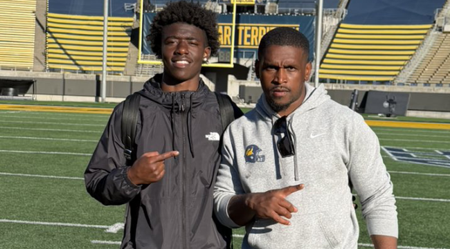 sixstarfootball's tweet photo. EVENT COVERAGE | Several rising prospects impress at Cal Mega Camp (Defense)

📈 Strong camp performances continue to build momentum on the recruiting trail  ☆
📖 Full recap + scouting reports now live!

STORY ▶️ https://t.co/EngOHgLVXP 

@TylerBoyd_2028 @Kaiden_Buchanan @_Taebutler24 @BlakeD2029 @JulianDomi24 @TauaFonoti @ethan_glenn44 @JaydenJJHarris @kellan32jackson @camkrou1224 @IsraelLaws58943 @Kalebk3Osotonu @mason_palmer111