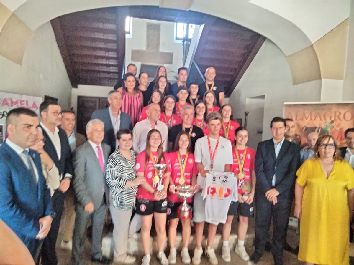 AlmagroFSFclub's tweet photo. ✨RECEPCIÓN DE LA JCCM✨

Esta tarde, en la sala de plenos del Ayuntamiento de Almagro, nuestro EQUIPO CADETE ha sido recibido por representantes de @gobjccm encabezada por su Vicepresidente, con representación de la @FFCM_es  y el @AlmagroAyto .

Gracias por vuestro apoyo ❤️❤️❤️ https://t.co/Vz5acWXOpK