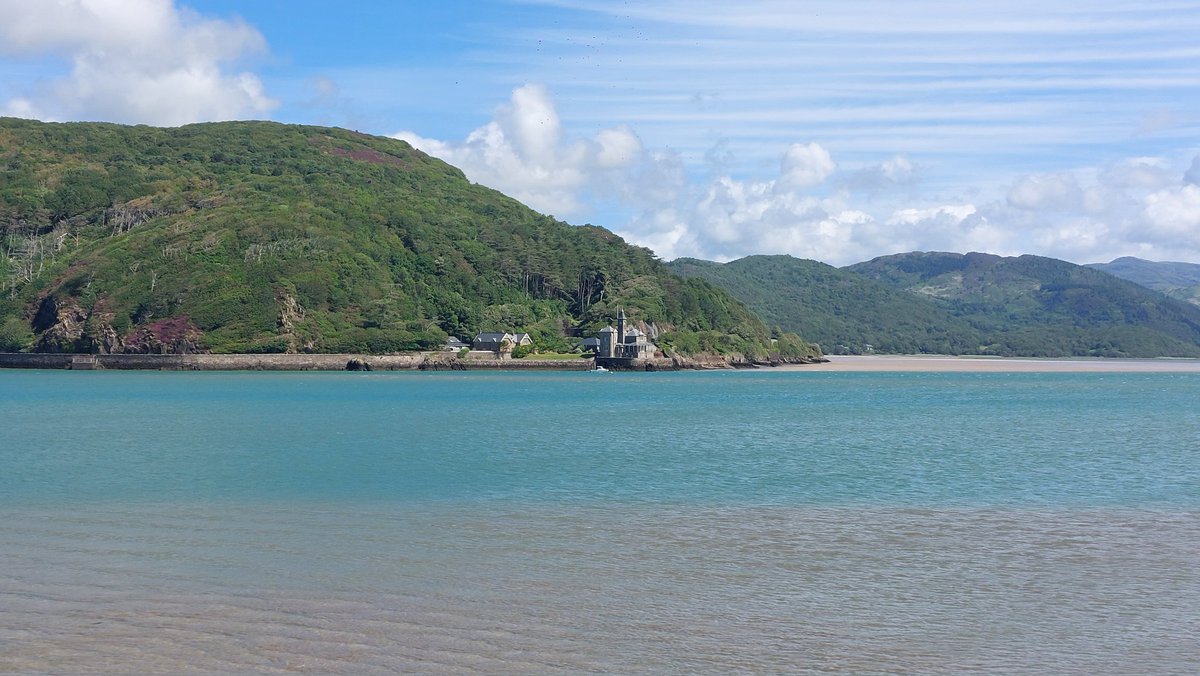 SusanComerie's tweet photo. More random pics taken in the gorgeous weather at #Barmouth on Sunday 28.06.2026, love the peaceful & calmness it presents when out of town not forgetting the colour of the sea, who needs the Mediterranean with this gorgeous scenery ๐ https://t.co/lUQTkgSGwT