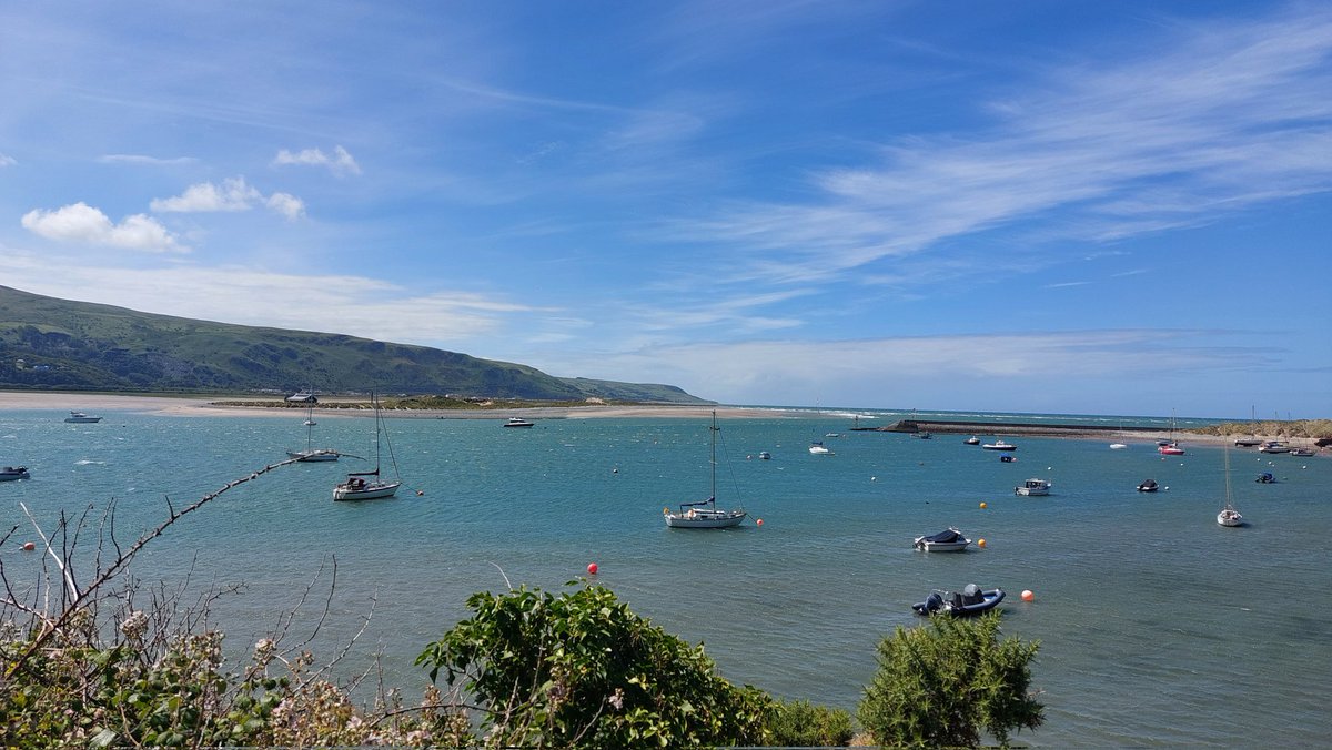 SusanComerie's tweet photo. More random pics taken in the gorgeous weather at #Barmouth on Sunday 28.06.2026, love the peaceful & calmness it presents when out of town not forgetting the colour of the sea, who needs the Mediterranean with this gorgeous scenery ๐ https://t.co/lUQTkgSGwT