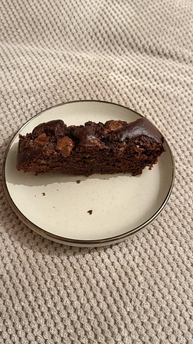 kajolmanshad's tweet photo. first time baked a banana cake and it turned out to be a little more like a perfection 🙈🤎 https://t.co/UEfPoxLvTP