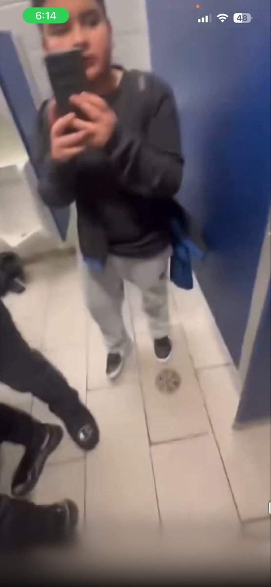 67_Hydra's tweet photo. @niggasandrec lil dude tryna get the best angles😭 https://t.co/ZyzdiQ6BX0