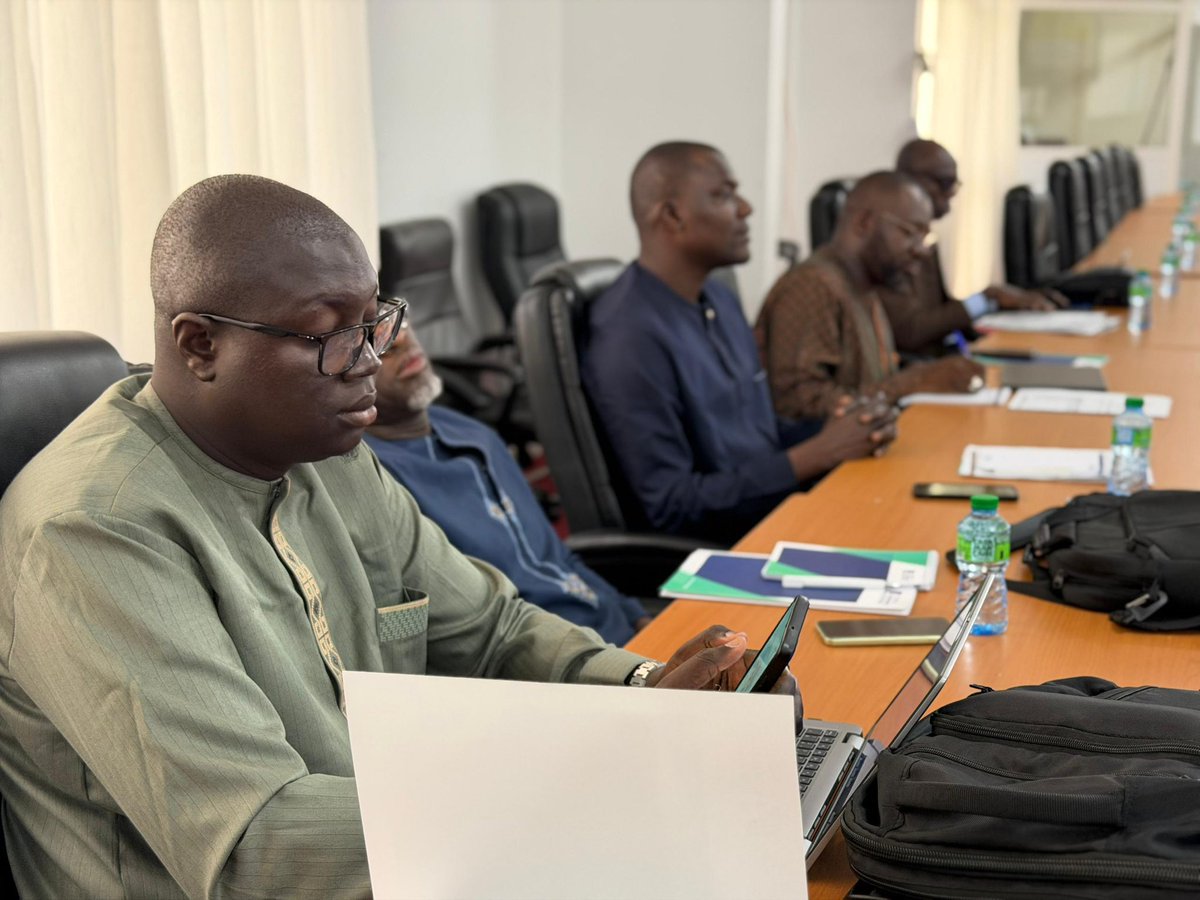 assembleesn's tweet photo. Dans le cadre de la mise en œuvre du programme AAR, la Commission de la Défense et de la Sécurité de l'Assemblée nationale, en partenariat avec la Fondation Konrad Adenauer (KAS) et le Cabinet Valeur Ajoutée, a organisé un séminaire consacré au thème : « Défis sécuritaires à l'ère du numérique : se développer, protéger, informer juste : quel équilibre ? ».

La cérémonie d'ouverture a été présidée par l'Honorable Ibou Gueye, Président de la Commission Défense et Sécurité de l'Assemblée nationale, qui a transmis les salutations du Président de l'Assemblée nationale, M. Ousmane Sonko, avant de rappeler que la cybersécurité constitue désormais un enjeu majeur de souveraineté nationale, de stabilité institutionnelle et de développement.

Prenant la parole à son tour, M. Jonathan Nowak, Représentant résident de la Fondation Konrad Adenauer au Sénégal, s'est félicité de l'excellence du partenariat entre la Fondation et l'Assemblée nationale. Il a réaffirmé l'engagement de la KAS à accompagner le renforcement des capacités des parlementaires sur les enjeux liés à la sécurité, à la gouvernance démocratique et à la transformation numérique. Il a également souligné l'importance d'une approche concertée face aux défis sécuritaires émergents dans un environnement numérique en constante évolution.

Les travaux ont réuni des députés, des experts, des représentants des administrations publiques ainsi que des partenaires techniques autour des défis liés à la transformation numérique, à la cybersécurité, à l'intelligence artificielle et à la lutte contre la désinformation.

Les différentes communications ont permis de mettre en évidence les profondes mutations induites par le numérique ainsi que les risques croissants liés aux cyberattaques, à la protection des données sensibles, aux infrastructures critiques et aux nouvelles formes de criminalité numérique. Les participants ont souligné la nécessité de renforcer les capacités nationales en matière de cybersécurité, de consolider la souveraineté numérique du Sénégal et d'adapter le cadre législatif aux évolutions technologiques.

Les échanges ont également porté sur les perspectives offertes par l'intelligence artificielle pour le développement économique et social du Sénégal, tout en insistant sur l'importance de mettre en place une gouvernance responsable, un cadre réglementaire adapté et des mécanismes garantissant la protection des données, l'éthique et la souveraineté technologique.

Une attention particulière a été accordée aux défis que représente la désinformation à l'ère de l'intelligence artificielle. Les participants ont appelé au renforcement de l'éducation aux médias, de la prévention, de la sensibilisation des citoyens ainsi que des mécanismes de vérification de l'information afin de préserver la confiance dans les institutions démocratiques.

Les députés ont, pour leur part, insisté sur la nécessité d'une coopération renforcée entre les États de la sous-région en matière de cybersécurité, ainsi que sur le rôle essentiel du Parlement dans l'élaboration d'un cadre juridique moderne permettant d'accompagner la transformation numérique, de protéger les infrastructures critiques et de renforcer la résilience nationale.

Au terme des travaux, les participants ont réaffirmé leur engagement à accompagner les réformes nécessaires à la consolidation de la souveraineté numérique du Sénégal et à promouvoir une gouvernance du numérique fondée sur la sécurité, l'innovation, la responsabilité et la protection des droits fondamentaux.

#ansen #senegal #defense