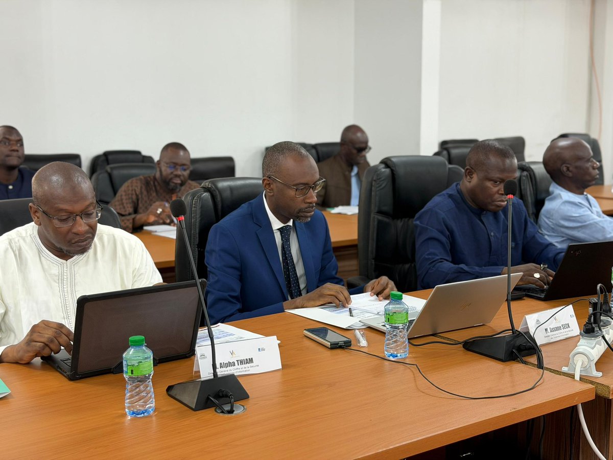 assembleesn's tweet photo. Dans le cadre de la mise en œuvre du programme AAR, la Commission de la Défense et de la Sécurité de l'Assemblée nationale, en partenariat avec la Fondation Konrad Adenauer (KAS) et le Cabinet Valeur Ajoutée, a organisé un séminaire consacré au thème : « Défis sécuritaires à l'ère du numérique : se développer, protéger, informer juste : quel équilibre ? ».

La cérémonie d'ouverture a été présidée par l'Honorable Ibou Gueye, Président de la Commission Défense et Sécurité de l'Assemblée nationale, qui a transmis les salutations du Président de l'Assemblée nationale, M. Ousmane Sonko, avant de rappeler que la cybersécurité constitue désormais un enjeu majeur de souveraineté nationale, de stabilité institutionnelle et de développement.

Prenant la parole à son tour, M. Jonathan Nowak, Représentant résident de la Fondation Konrad Adenauer au Sénégal, s'est félicité de l'excellence du partenariat entre la Fondation et l'Assemblée nationale. Il a réaffirmé l'engagement de la KAS à accompagner le renforcement des capacités des parlementaires sur les enjeux liés à la sécurité, à la gouvernance démocratique et à la transformation numérique. Il a également souligné l'importance d'une approche concertée face aux défis sécuritaires émergents dans un environnement numérique en constante évolution.

Les travaux ont réuni des députés, des experts, des représentants des administrations publiques ainsi que des partenaires techniques autour des défis liés à la transformation numérique, à la cybersécurité, à l'intelligence artificielle et à la lutte contre la désinformation.

Les différentes communications ont permis de mettre en évidence les profondes mutations induites par le numérique ainsi que les risques croissants liés aux cyberattaques, à la protection des données sensibles, aux infrastructures critiques et aux nouvelles formes de criminalité numérique. Les participants ont souligné la nécessité de renforcer les capacités nationales en matière de cybersécurité, de consolider la souveraineté numérique du Sénégal et d'adapter le cadre législatif aux évolutions technologiques.

Les échanges ont également porté sur les perspectives offertes par l'intelligence artificielle pour le développement économique et social du Sénégal, tout en insistant sur l'importance de mettre en place une gouvernance responsable, un cadre réglementaire adapté et des mécanismes garantissant la protection des données, l'éthique et la souveraineté technologique.

Une attention particulière a été accordée aux défis que représente la désinformation à l'ère de l'intelligence artificielle. Les participants ont appelé au renforcement de l'éducation aux médias, de la prévention, de la sensibilisation des citoyens ainsi que des mécanismes de vérification de l'information afin de préserver la confiance dans les institutions démocratiques.

Les députés ont, pour leur part, insisté sur la nécessité d'une coopération renforcée entre les États de la sous-région en matière de cybersécurité, ainsi que sur le rôle essentiel du Parlement dans l'élaboration d'un cadre juridique moderne permettant d'accompagner la transformation numérique, de protéger les infrastructures critiques et de renforcer la résilience nationale.

Au terme des travaux, les participants ont réaffirmé leur engagement à accompagner les réformes nécessaires à la consolidation de la souveraineté numérique du Sénégal et à promouvoir une gouvernance du numérique fondée sur la sécurité, l'innovation, la responsabilité et la protection des droits fondamentaux.

#ansen #senegal #defense