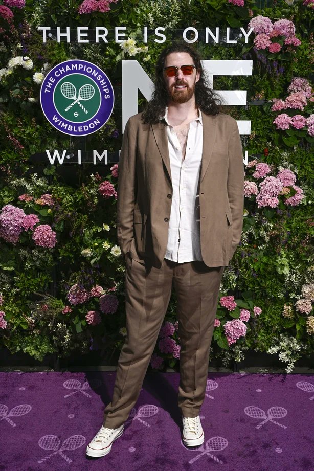 PortalHozierBr's tweet photo. SAIU DE CASA! Hozier compareceu no 2026 Wimbledon Tennis Championships em Londres hoje 🤎 https://t.co/9ypEfHBc6t
