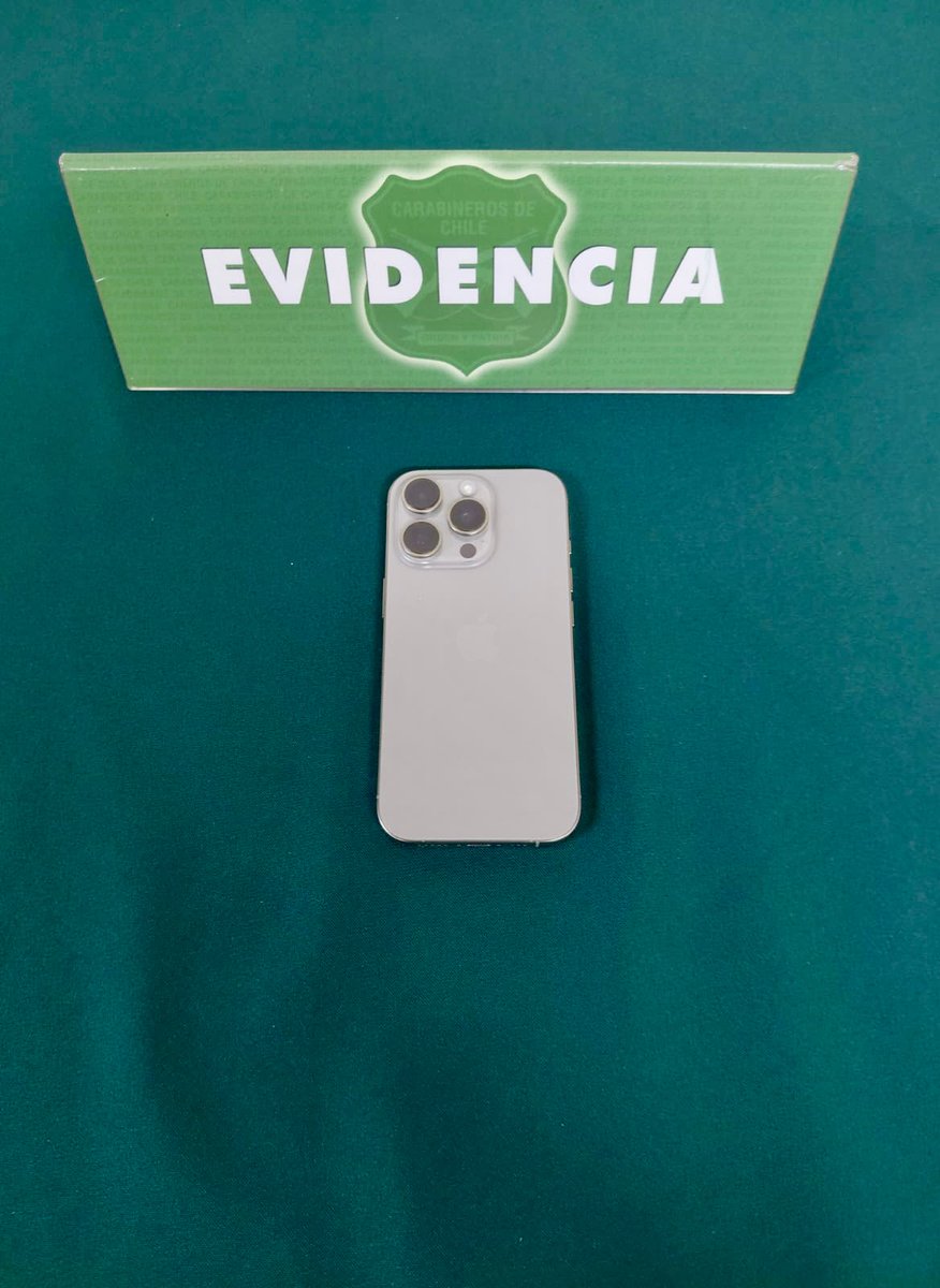 CarabLosRios's tweet photo. #Valdiviacl: 👮🏻‍♂️👮🏼‍♀️ de la Subcom. Oscar Cristi Gallo detuvo en las últimas 24 horas a dos 🧔🏻 por receptación de teléfonos celulares, recuperando 7 📱en total. Ambos imputados registran antecedentes delictuales y pasarán a control de detención ⚖️.
#OrdenYPatria https://t.co/tiZzVHhpbz