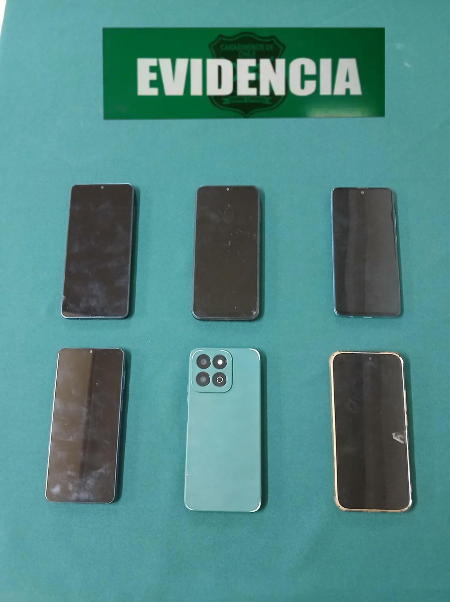 CarabLosRios's tweet photo. #Valdiviacl: 👮🏻‍♂️👮🏼‍♀️ de la Subcom. Oscar Cristi Gallo detuvo en las últimas 24 horas a dos 🧔🏻 por receptación de teléfonos celulares, recuperando 7 📱en total. Ambos imputados registran antecedentes delictuales y pasarán a control de detención ⚖️.
#OrdenYPatria https://t.co/tiZzVHhpbz