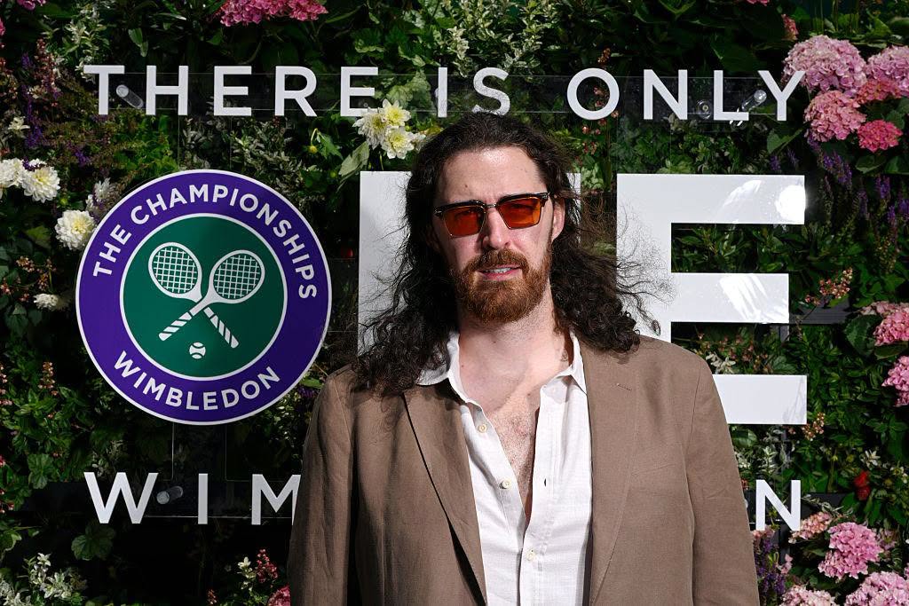 PortalHozierBr's tweet photo. SAIU DE CASA! Hozier compareceu no 2026 Wimbledon Tennis Championships em Londres hoje 🤎 https://t.co/9ypEfHBc6t