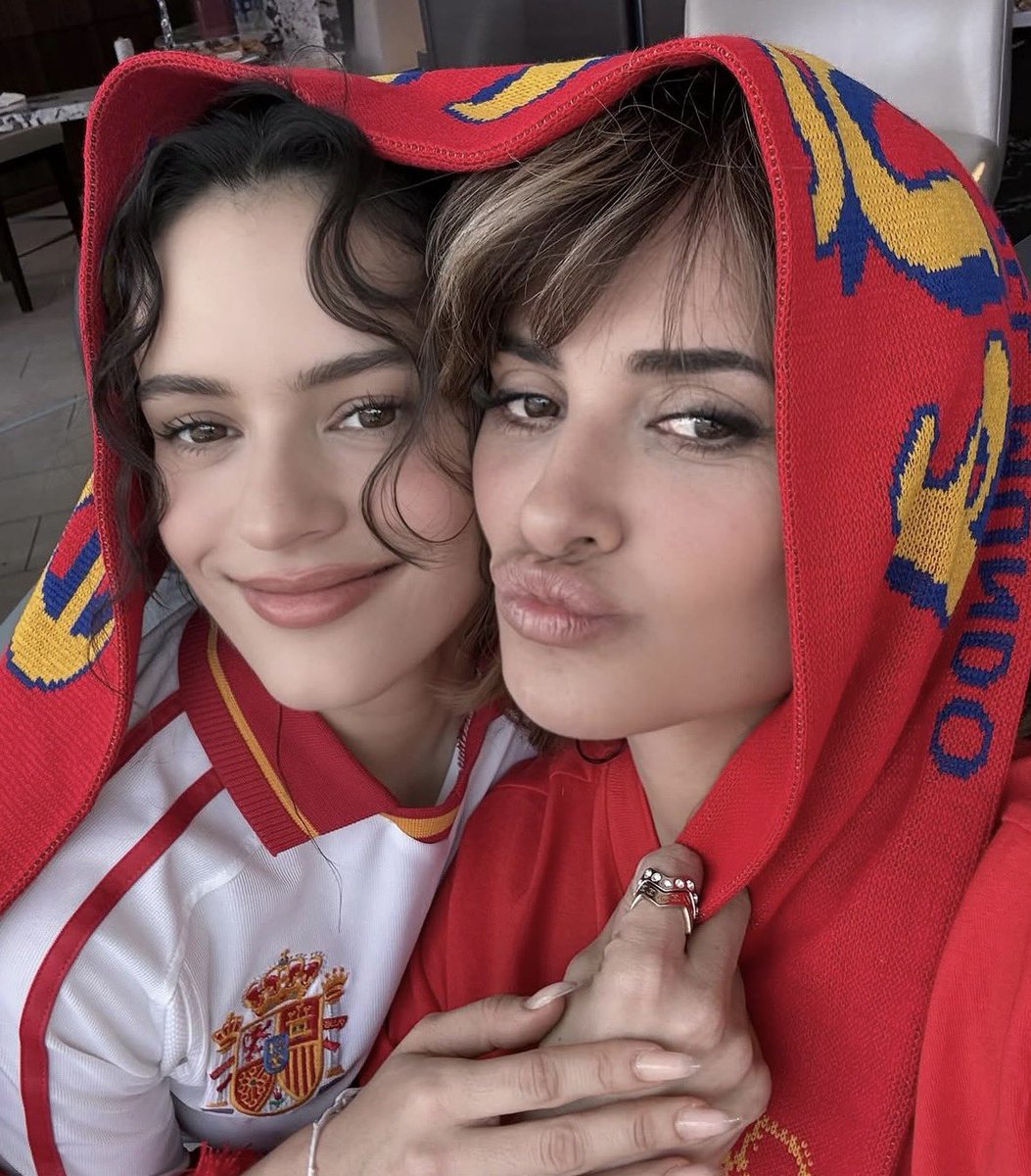 rosaliavtspain_'s tweet photo. ROSALÍA junto a Penélope Cruz en el partido de la selección española de hoy 🇪🇸 https://t.co/9FRvNIt41N