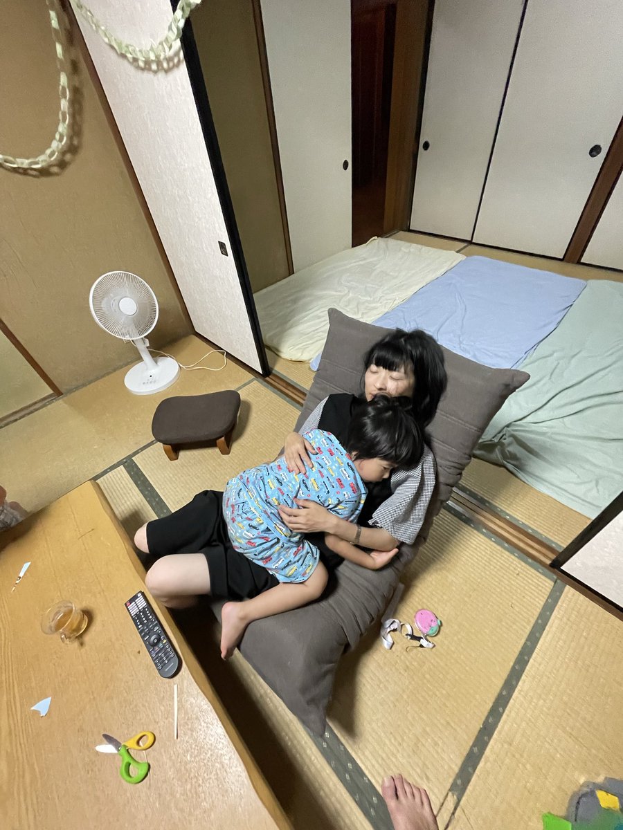 yuuuko1201's tweet photo. 毎晩こうなんです、、息子(１８キロ)が私の上で寝ます。こんな時に飲みたいです✨ https://t.co/SIo9Gq3VZk