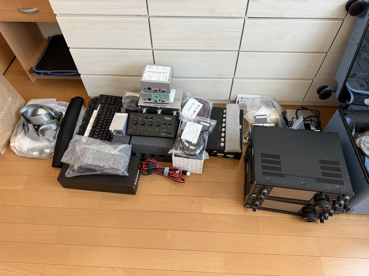 bji_ta's tweet photo. WRTC 2026に持って行く機材。
ロンドン在住の相棒M0CFW(JK3GAD)が半分を現地で準備してくれているので、前回のイタリア大会よりかなり荷物は少ない。 https://t.co/NEqmuI541t