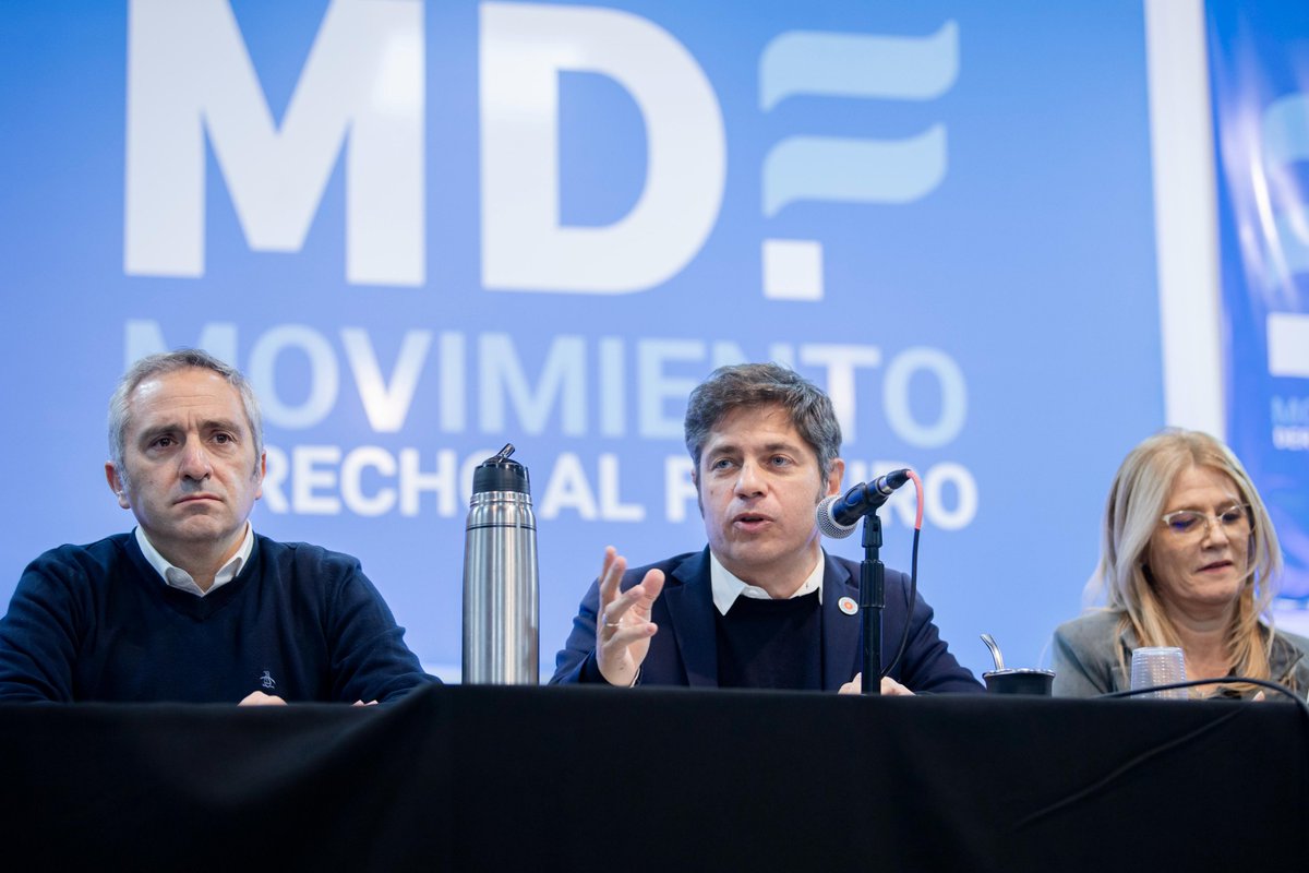 larroqueandres's tweet photo. Acompañamos a @Kicillofok en el encuentro que encabezó con intendentes, legisladores nacionales y legisladores provinciales del @MOVIMIENTODAF en La Plata.

Seguimos construyendo la esperanza que le ponga fin a la pesadilla de Milei 🇦🇷✌️ https://t.co/siXrzi01mx
