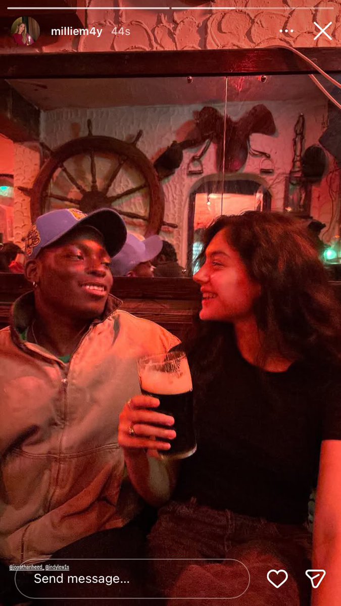updatestommenbr's tweet photo. 📲 | ELES NAO PARAM EM CASA

Indy Lewis (Lizzie Young), Amelia May (Claire Biggs) e Jonathan Heed (Cormac Ryan) compartilharam, em seus perfis no Instagram, fotos num bar. Queríamos estar nesse rolê! 

via @/milliem4y &amp; @/jonathanheed_ https://t.co/4H0uu4Xg0Y