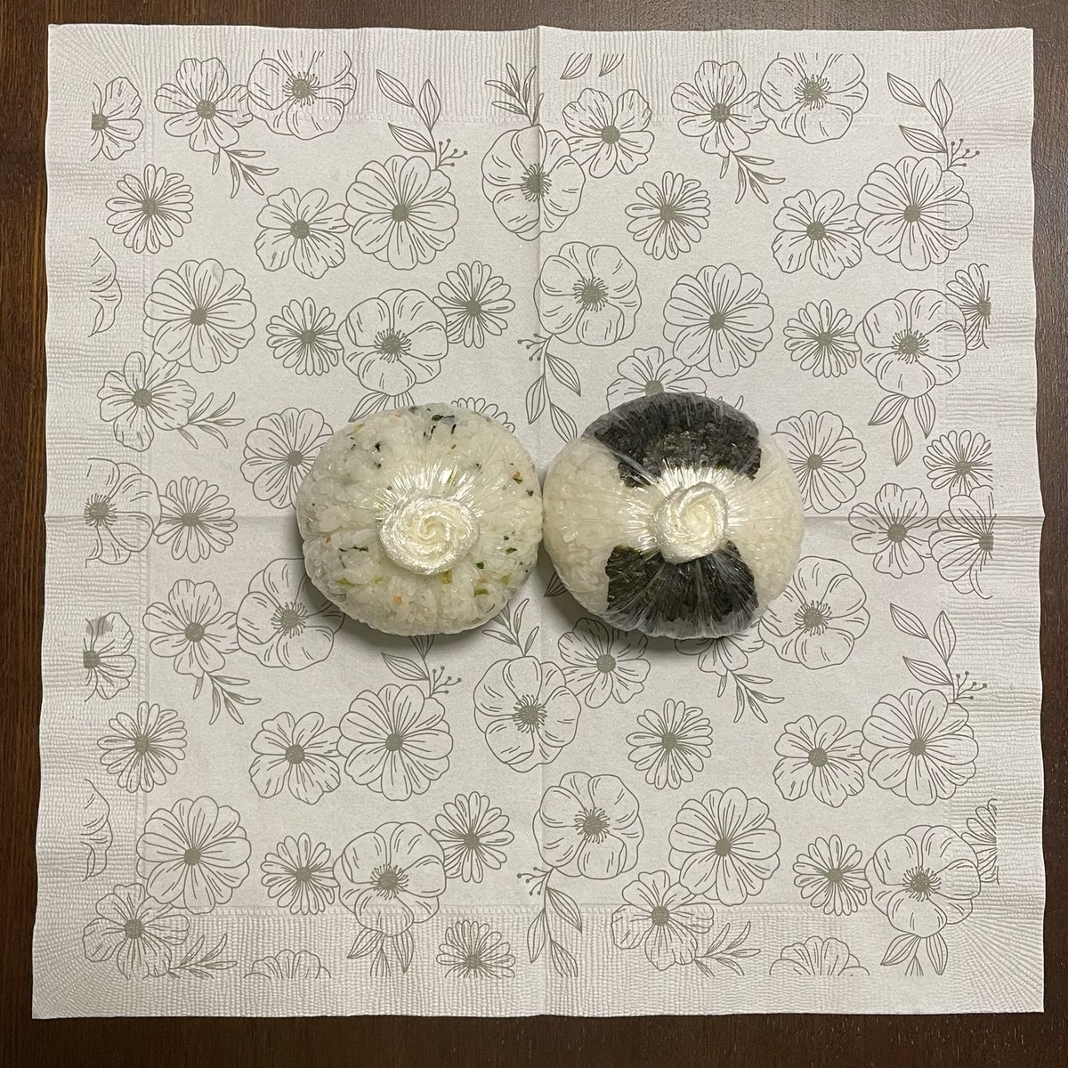 uda1972's tweet photo. 今日の朝おむすびは、鮭ひろしの混ぜごはんに山椒昆布🍙
ペーパーナプキンは、ボタニカル風デザイン🌿
本日の天気は、曇り☁️気温は昨日より上がる予報。
関東は大気の状態が不安定で雷を伴った強い雨の降る可能性あり、とのこと。
折り畳み傘持てば大丈夫かなと思いつつ…
今日も1日ご安全に🍀 https://t.co/sEgttCucK9