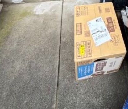 shr20042109's tweet photo. 私宛の荷物が、全く違う苗字のお宅に誤配達されていました。

住所と宛名をしっかり確認してから配達してください。

家から近いところだったので直接荷物を取りに行きましたけど…

今後はしっかりして欲しいです。

この写真は配送完了時に撮られた写真です。

 #Amazon   #誤配送  #しっかりして https://t.co/MiCMw3Y3aj