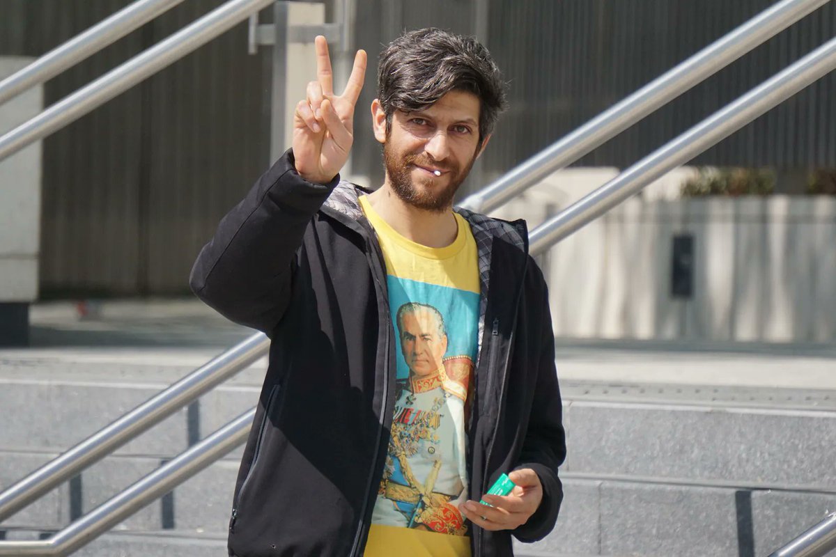 abornaei's tweet photo. ⛔ حمله به مسجد برای سوزاندن بچه ها توسط یک ایرانی؛ گرایش سیاسی؟ از عکس روی تیشرت مشخص است! 

تصویر سعید خسروآبادی فعال ضد اسلامی که در ایرلند به یک مسجد که چند کودک در آن بوده حمله کرده تا آن را آتش بزند و با افتخار هم اعلام کرده اهمیتی نمی‌دهد که کودکان در آتش‌سوزی جان خود را از دست بدهند!!!
گرایش سیاسیش رو هم خودتون حدس بزنید!!