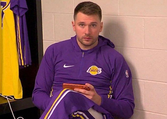 Lukarg77's tweet photo. Pelinka: tranquilo Luka, ya renovamos a James.

Luka: Genial! Por cuantos años firmaron a Lebron?

Pelinka: Que Lebron? https://t.co/Kzmji5B6B5