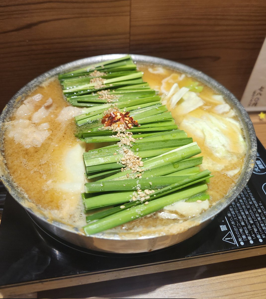 Kmasuda99725145's tweet photo. 仕事で九州へ✈️
福岡空港に着くと…
うどんが食べたくなる。
ただ… 天下三槍うどんは槍すぎた！
半年分くらいのごぼうを消費🤪
博多百年蔵で🍶をいただいてから…
締めはもつ鍋だと1時間並んでたけど、
韓国の若い女の子が本当に多いんだね。
そんな中、完全にアウェイ感を楽しんでたのは…俺でした😇 https://t.co/Fsfy3M1KGU