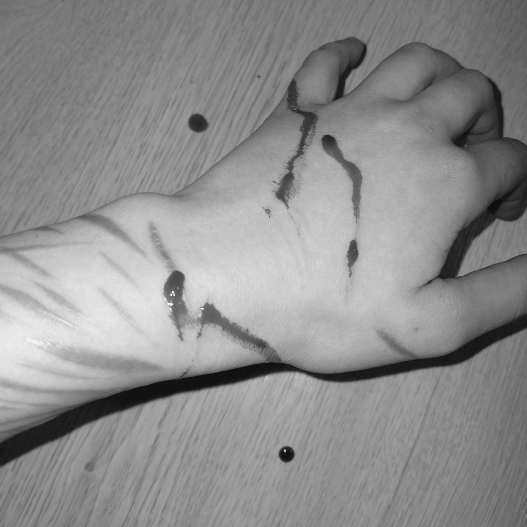 malnumizu's tweet photo. had a   tad bit of a impulsive  episode and ended  up trying to   see   what I could do  with   scissors ^_^
(not a lot)    

tw   for  kitty scratches  meow ok. 

ShutUp lad

#shtwt  sesh    —   THIS IS FAKE.  AI.  MAKEUP.  SFW  MAKEUP.   NOT REAL CONTENT.  FAKE FAKE ! ! ♡ ♡ https://t.co/2iy52QPfN4