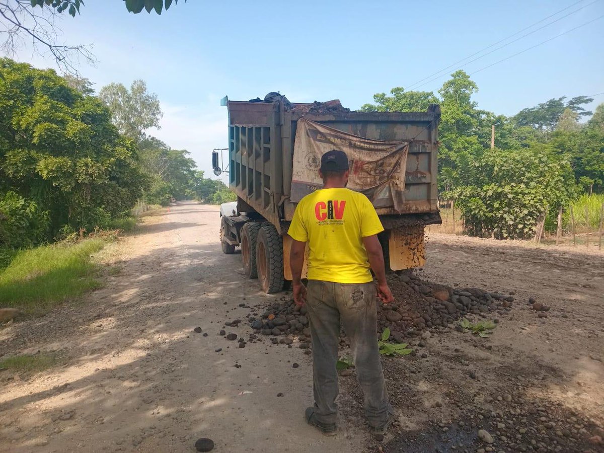 COVIAL_CIV's tweet photo. Trabajamos en el tendido del material de balasto en el km 171.7 de la RD-SCH-09-03 #Suchitepéquez, mejoramos las condiciones de la vía para brindar un tránsito más seguro y eficiente para los usuarios que transitan por esta ruta.👷🏼🚛

#ProtegerTransformarAvanzar https://t.co/ChrDE0AjVc