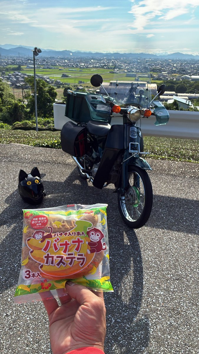 houou56's tweet photo. ０〜８〜４〜３〜＼(⌒▽⌒＠)
今日は休み〜V(*´ω｀*)
交通量の少ないうちに
魔のカーブを抜けて
茶畑を見ながら朝飯(*´ω｀*)
#カブ主
#丸目カブ
#猫カブ主
#平日カブ主 https://t.co/GuUkRPYr0a