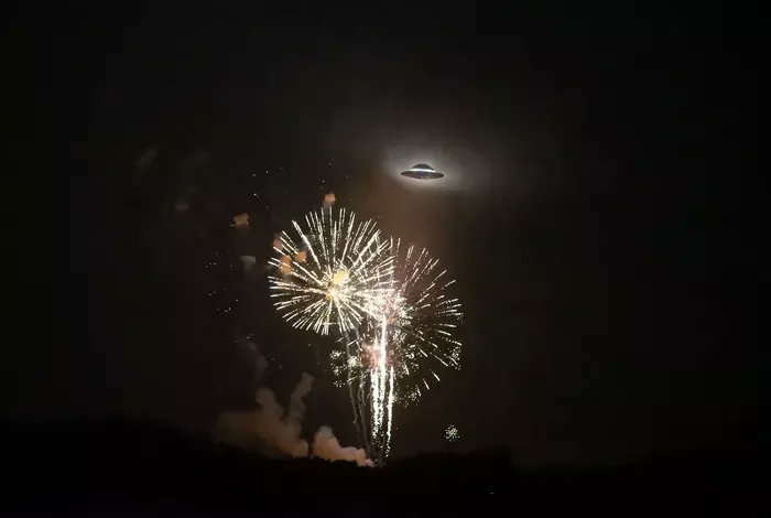 ActiviteP's tweet photo. Au début des années 1980, un immense #OVNI est apparu dans la vallée de l'Hudson aux Etats-Unis ... #ufo 🛸 https://t.co/eZd25fe3w5 https://t.co/89smPgnh9G