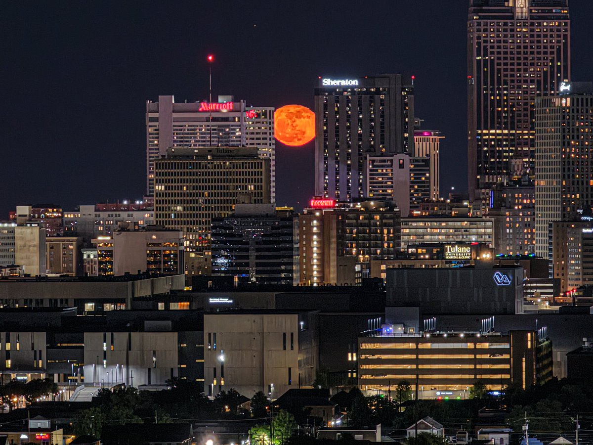 marcorasi1960's tweet photo. Moon caught between hotels, New Orleans https://t.co/cL0OCrFvhX