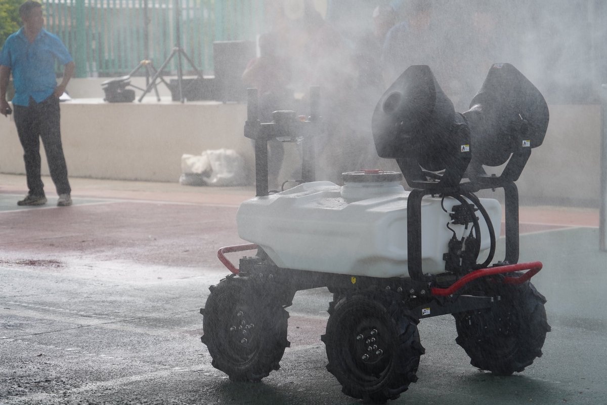 Agricultura_CZ5's tweet photo. #LosRíos | En Baba, más de 120 participantes entre agricultores y la academia fortalecieron sus capacidades en una jornada de transferencia técnica sobre el uso del dron de fumigación aérea y terrestre, con prácticas agrícolas más eficientes y sostenibles.

#GobiernoDelEcuador https://t.co/eRqqmCwmKT