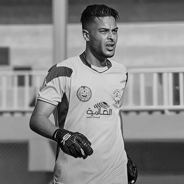 liberta___depre's tweet photo. Goleiro palestino é assassinado em Gaza. 

Segundo a Federação Palestina de Futebol, Saleem Al-Ashqar, goleiro do clube palestino Khadamat Khan Younis, foi morto pelo exército israelense na Faixa de Gaza. 

De acordo com testemunhas, o atleta estava comprando botijão de gás em uma loja de rua quando um tanque das forças armadas de Israel abriu fogo contra civis e o atingiu. O incidente aconteceu na cidade de Al-Qarara, em Khan Younis. Aos 32 anos, o jogador esperava o seu primeiro filho e tinha se casado há apenas 5 meses.

Via: @JornalOGlobo 

📷Divulgação