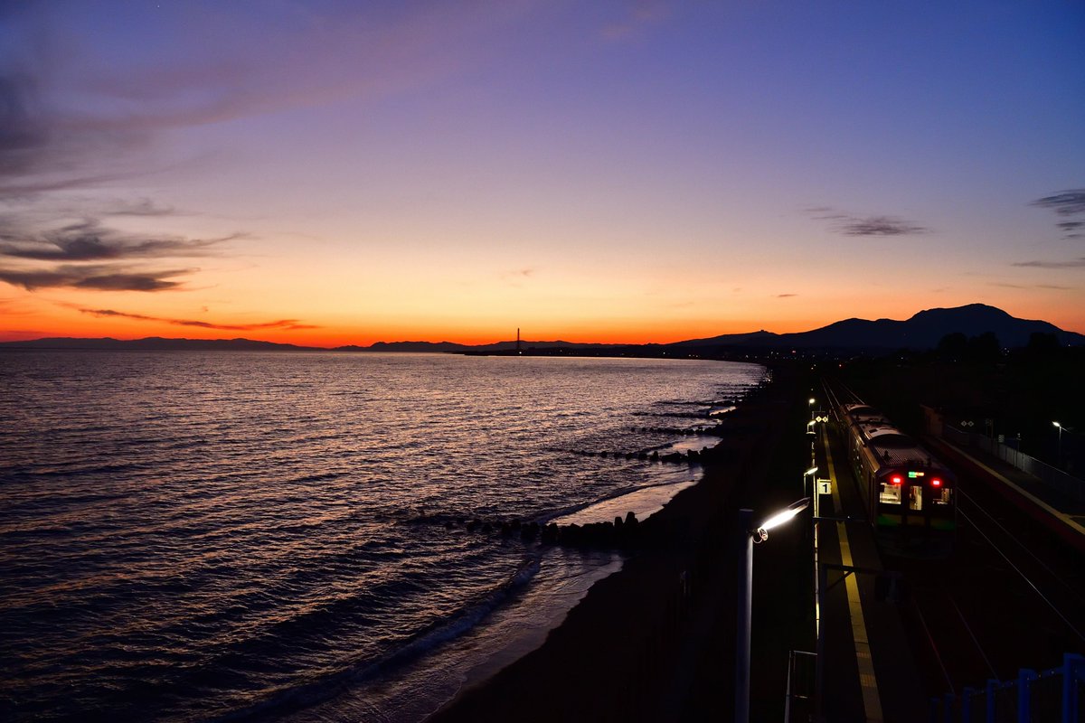 kiyomi_ikehata's tweet photo. 「夕暮れの室蘭本線」
海沿いの路線は素敵ですよね。
この日の夕焼けは超素晴らしかったです。
ずっと見ていたい夕景です。
北舟岡駅跨線橋からの撮影でした。
室蘭本線 北舟岡駅 485D
2026年5月31日撮影
#h100形
#decmo
#デクモ
#夕焼け
#夕暮れ
#夕景
#撮り鉄
#鉄道写真
#室蘭本線
#北舟岡駅
#伊達市