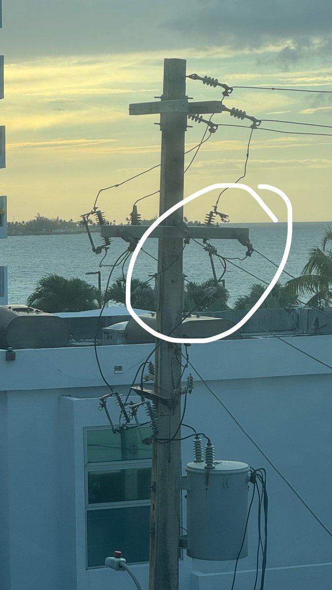 AngieCruz7's tweet photo. @AEEONLINE @lumaenergypr @Miguel_Romero_ cayó machete en poste de la calle Rodríguez Serra esq. calle Conveniencia en #Condado #SanJuan no hay servicio eléctrico en ambas calles. https://t.co/EUhxiE2RMk