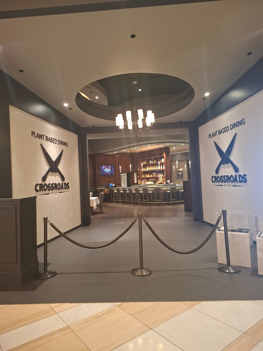 PriyaJ_Journo's tweet photo. One of the biggest surprises in Vegas wasn't on stage.

It was on the plate.

One of my favourite meals of the trip was @Crossroads, an award-winning plant-based restaurant that proves Vegas is no longer just about buffets and steakhouses.

I would go back to Vegas just for this. https://t.co/GWc7qo5qvJ